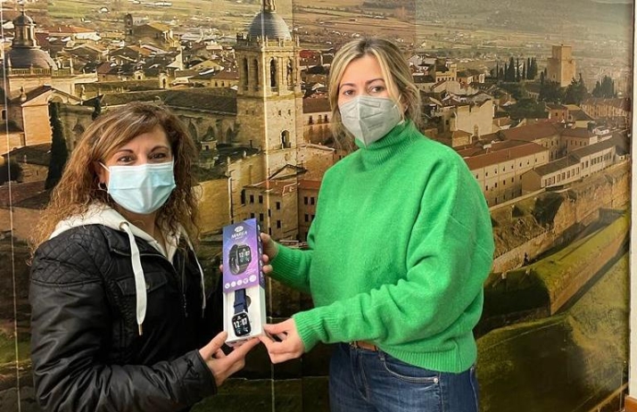 Foto 2 - Eulalia Anciones y Lourdes Pérez reciben sus premios de la promoción ‘Ciudad Rodrigo Compra y Gana’